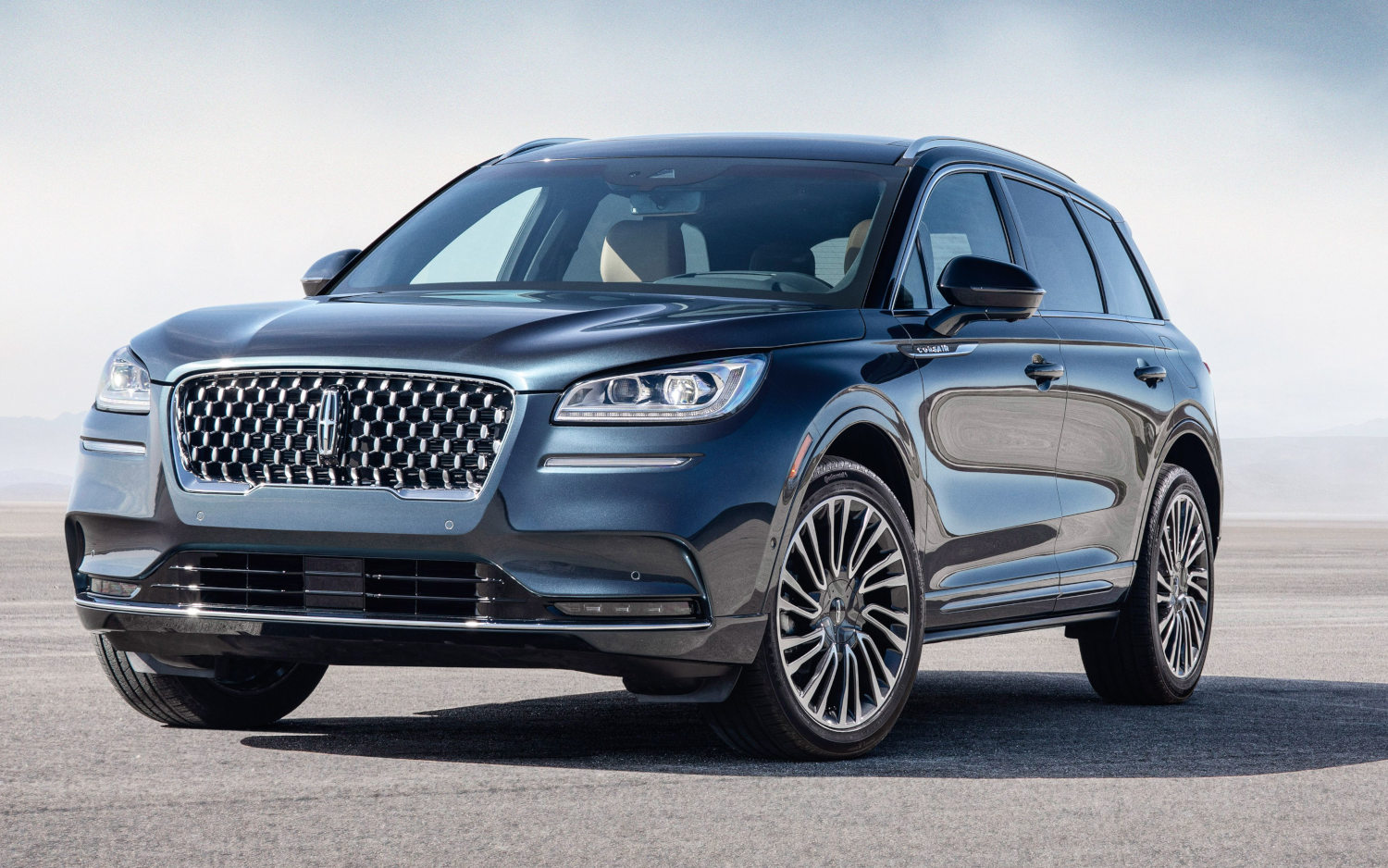 lincoln-corsair-reserve-2020-suv-drive